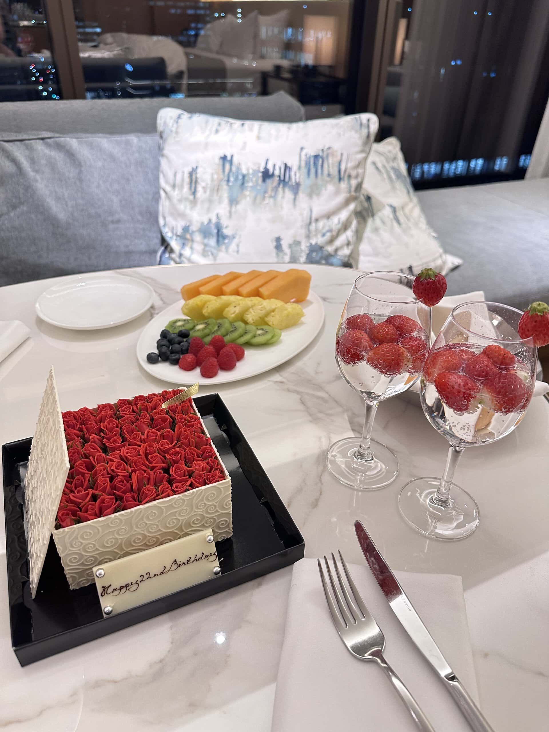 上品な、薔薇の花が敷き詰められたかのようなデザインのボックスケーキ、グラスに苺を入れて作る映えドリンクが並ぶ。