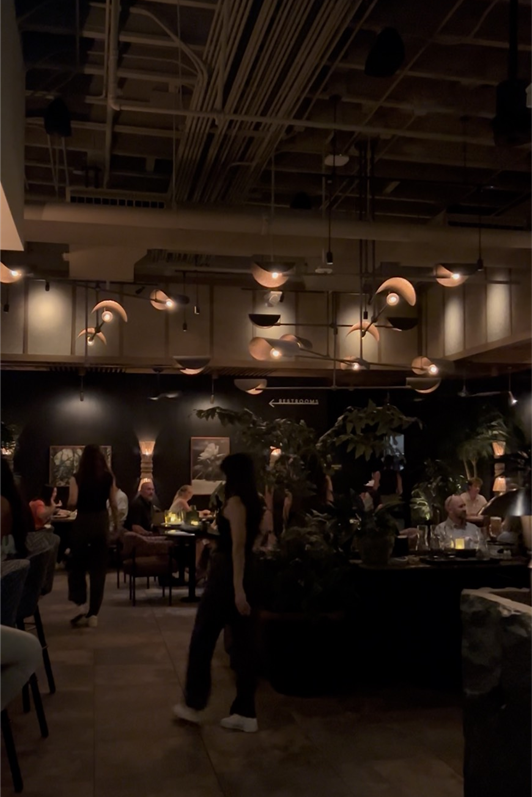 Earls Kitchen + Bar　内装