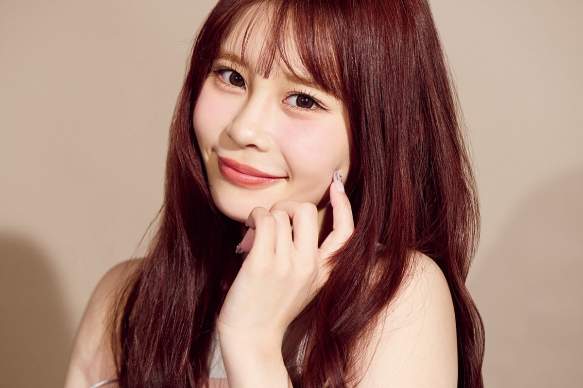 笑顔で、極細ペンシルアイライナーの仕上がりを見せる村川緋杏さんのバストアップ