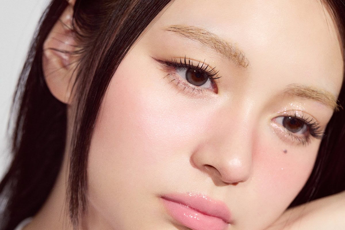 伏し目で極細アイライナーの仕上がりを見せる桐原美月のクローズアップ。