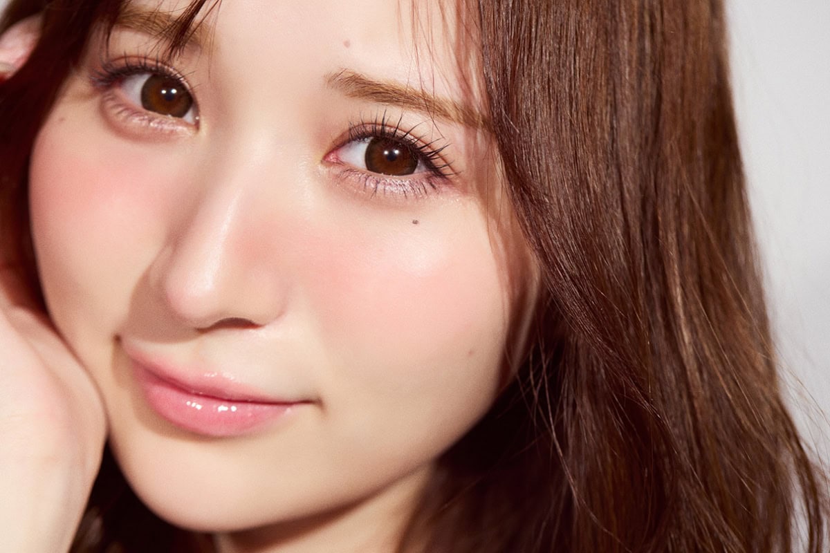 頬に手をあて、カメラ目線で極細アイライナーのメイクの仕上がりを見せる小川奈々子のクローズアップ。