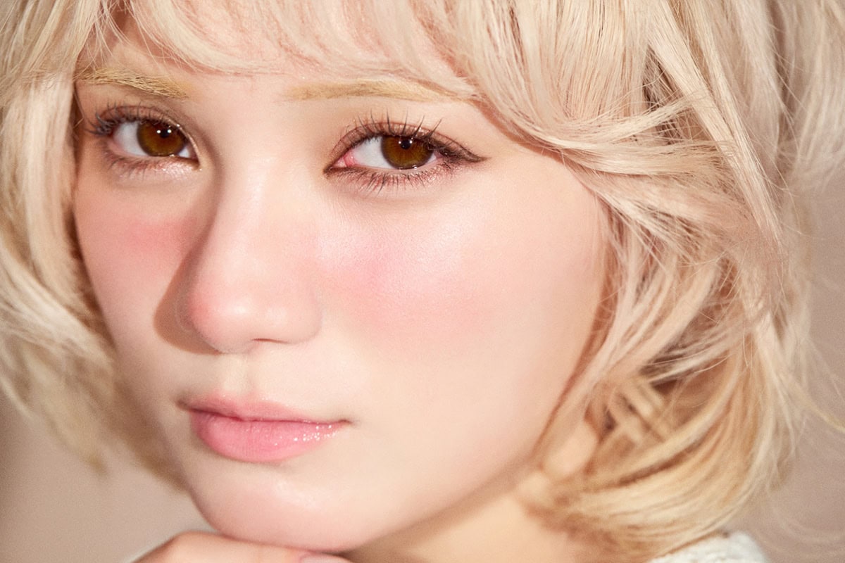 クールな表情で、極細ペンシルアイライナーのメイクの仕上がりを見せる宮野静のクローズアップ。