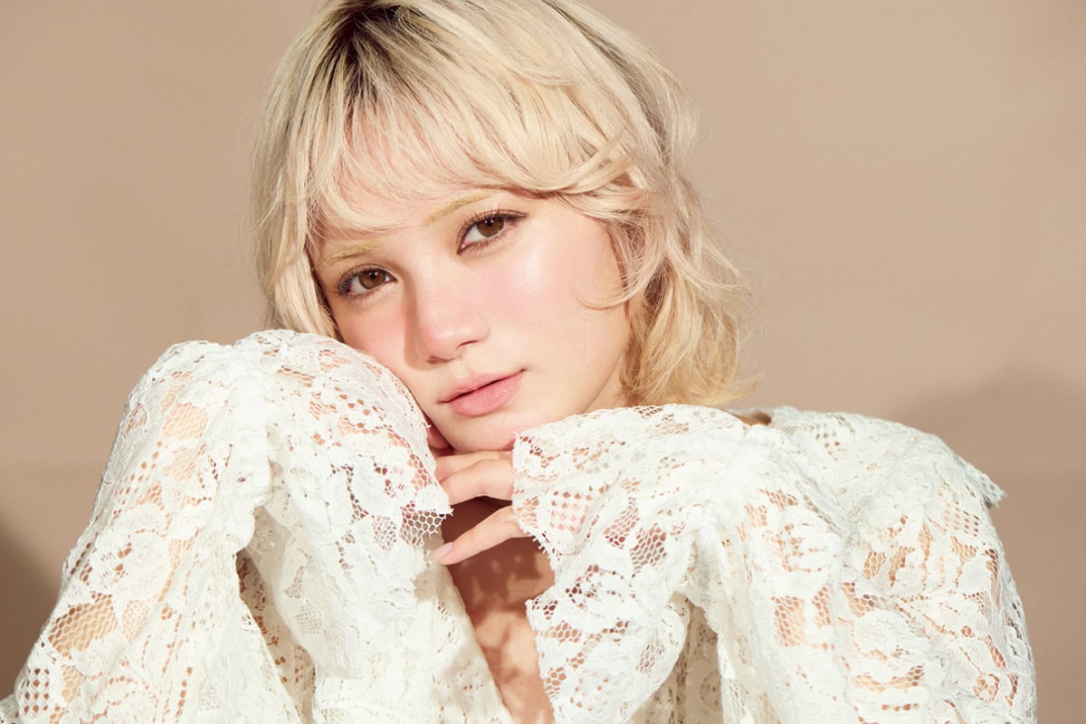 凛とした表情で頬に手をあて、極細ペンシルアイライナーの仕上がりを見せる宮野静さんのバストアップ