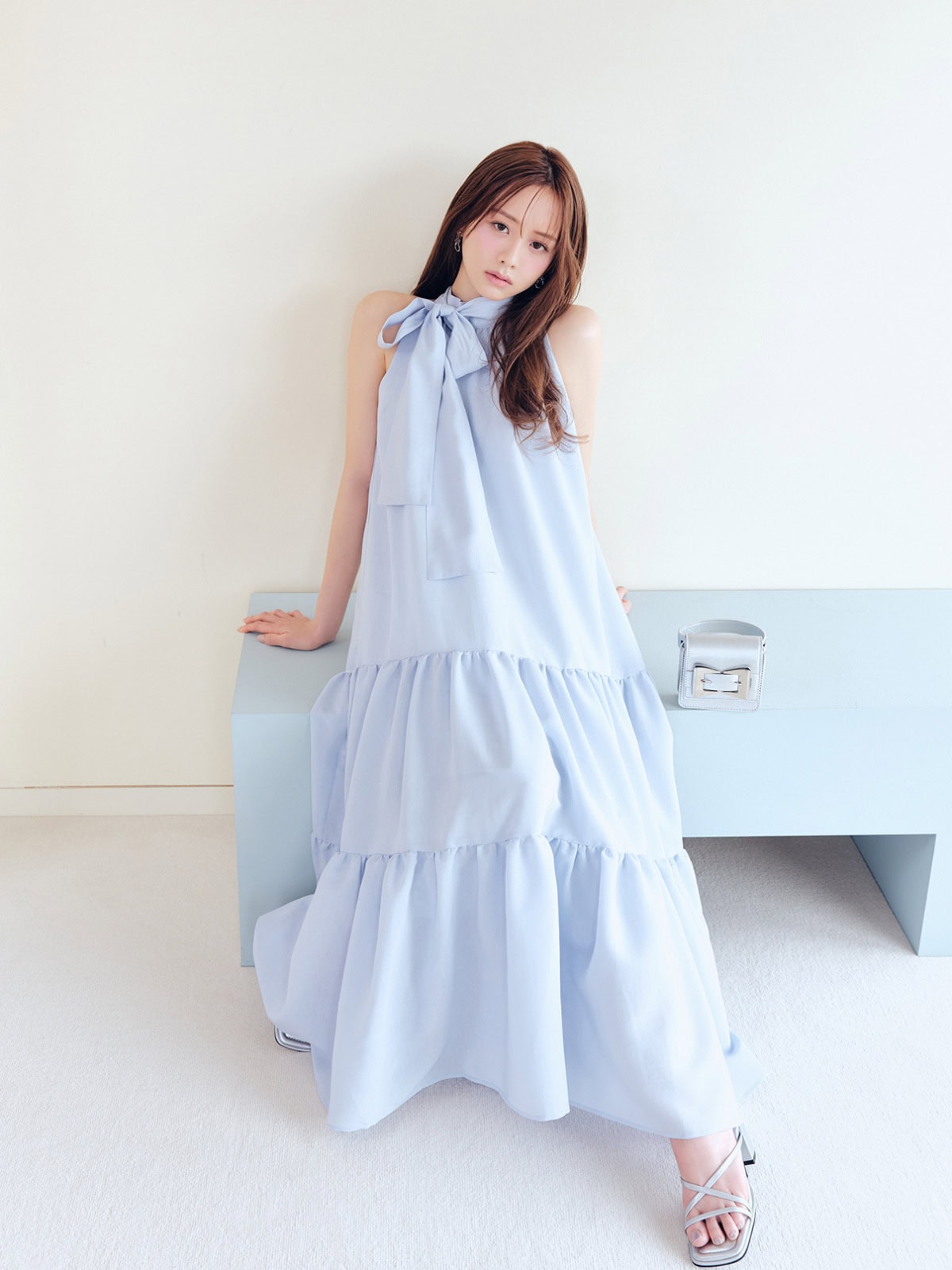 GRL（グレイル）のアイスブルーのドレスを着用しポーズをとる森香澄さん