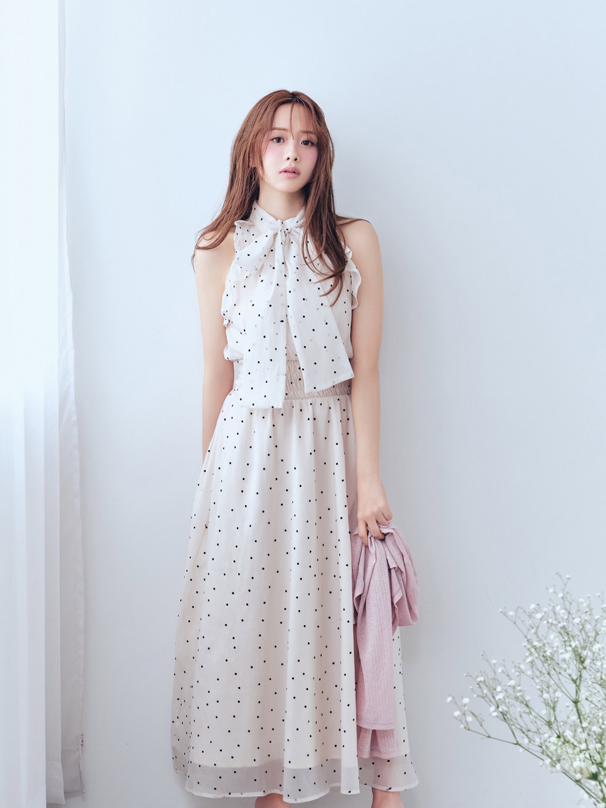 GRL（グレイル）のドット柄のドレスを着用し手にカーディガンを持った森香澄さんのカット