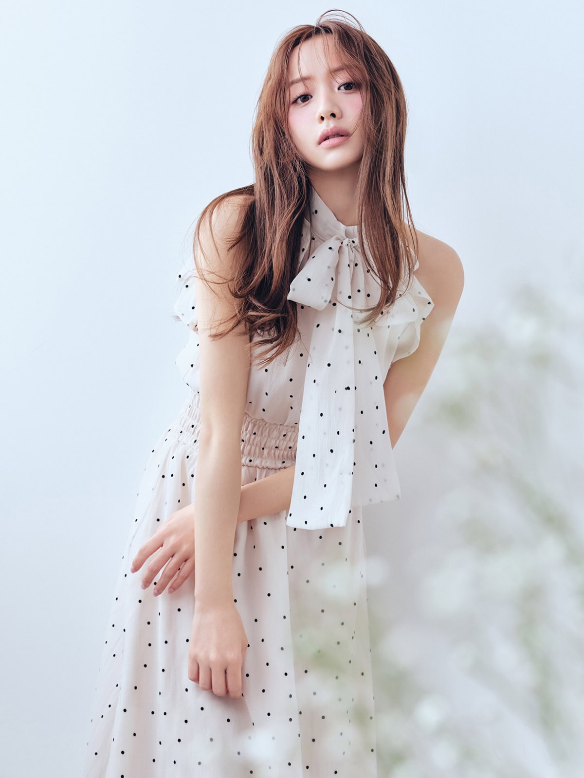 GRL（グレイル）のドット柄のドレスを着用しポーズをとる森香澄さんのカット