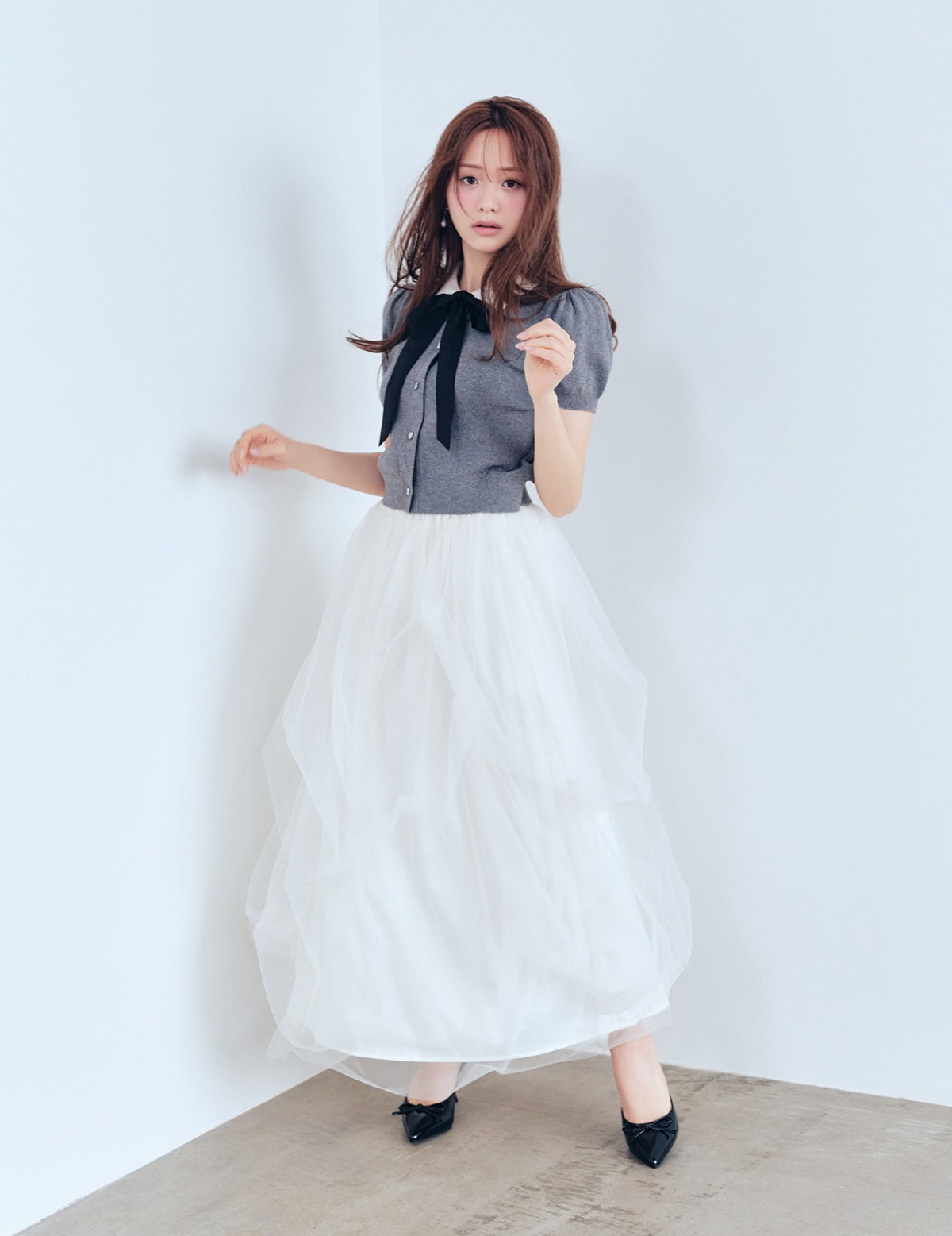 GRL(グレイル)のリボンが象徴的なトップスとふわふわのスカートを着用した森香澄さんのカット
