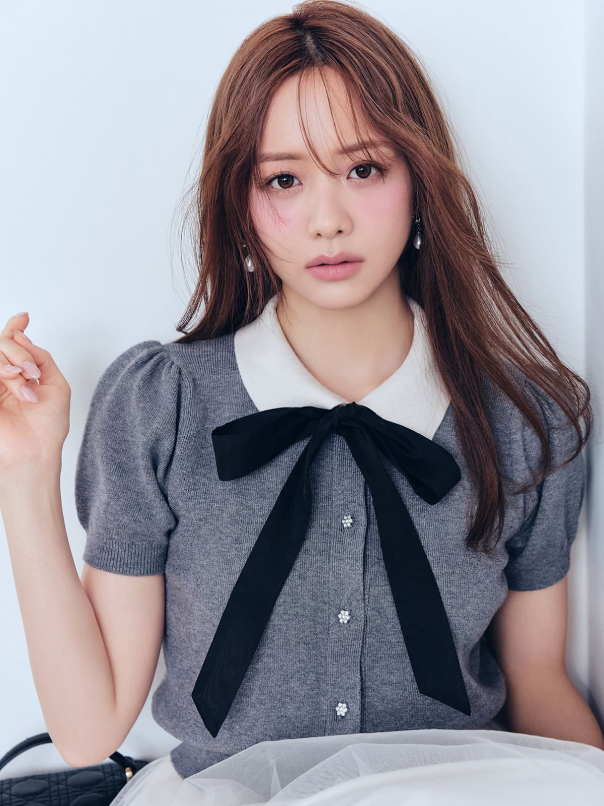 GRL(グレイル)のリボンが象徴的なトップスとふわふわのスカートを着用した森香澄さんのバストアップカット