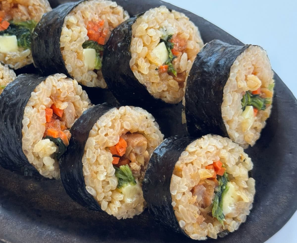 海苔巻きの中にはコチュジャンやはちみつなどで甘辛く仕上げた鶏肉や、チーズ、ニンジンやほうれん草のナムルなど具沢山!