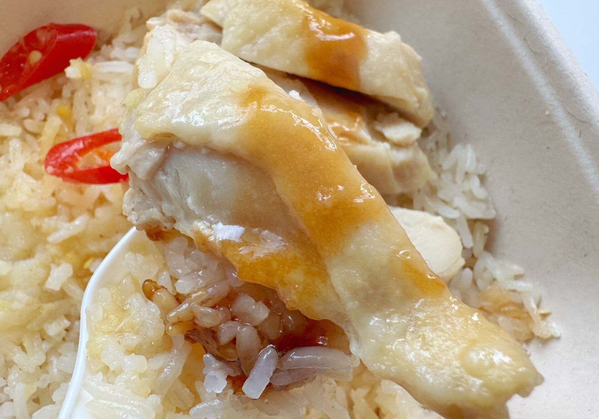 食べごたえのあるサイズの鶏肉は、しっとりと柔らかく本格的な味わい