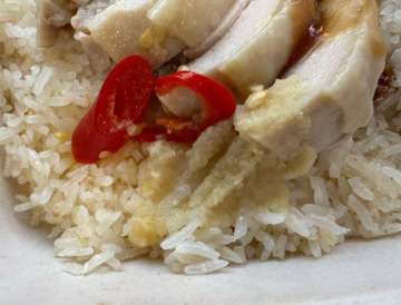 ジンジャーソースと唐辛子がトッピング