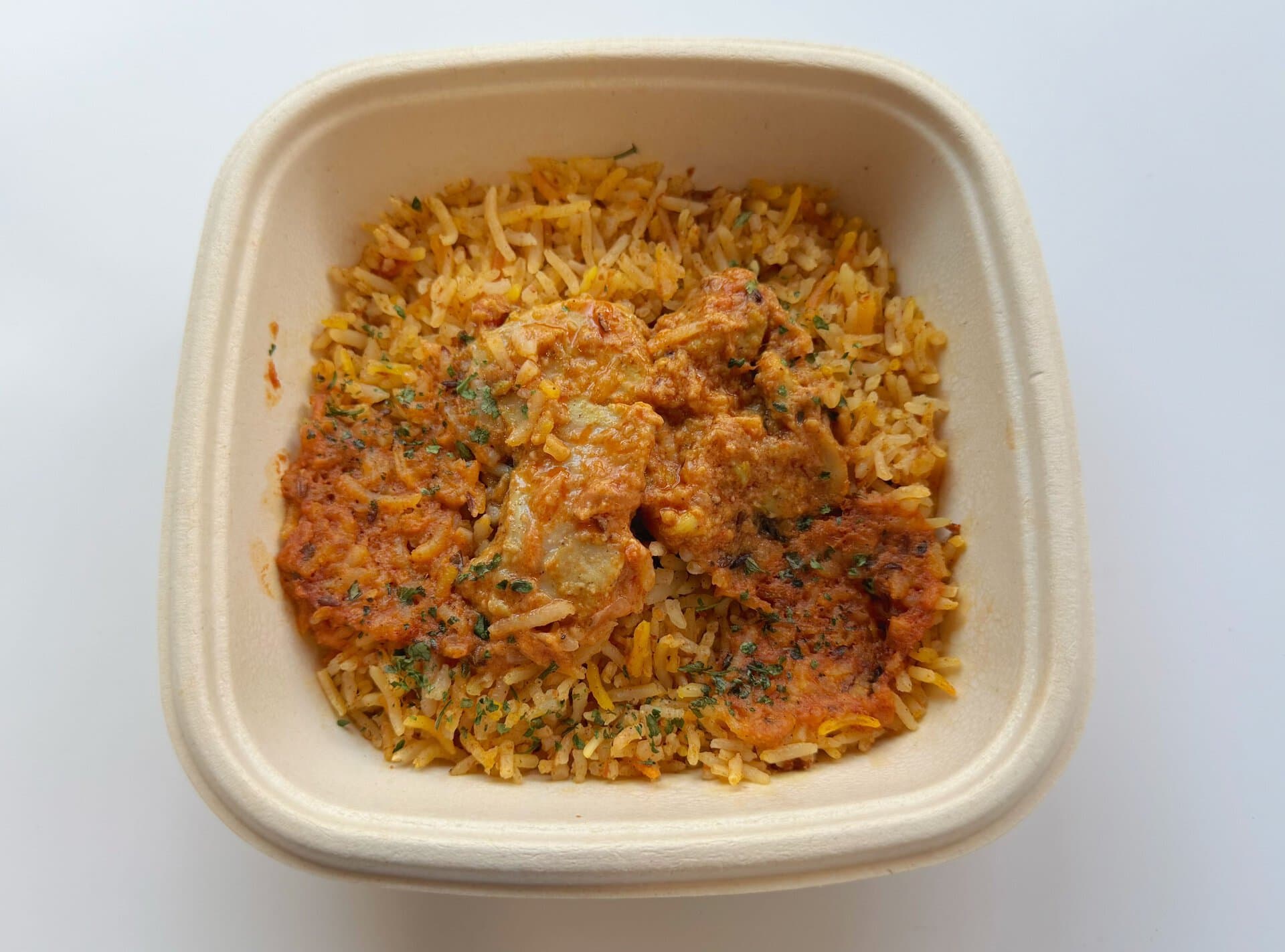 レンジで温めているそばからスパイシーな香りが漂ってきて、食欲が掻き立てられます