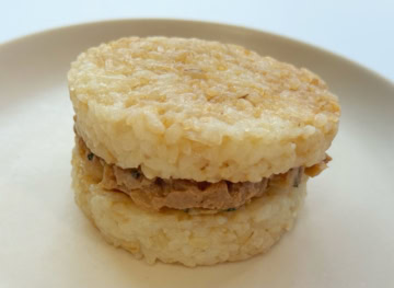 中国の郷土料理を、もち麦入りのご飯でサンドした『ライスバーガー 胡麻担々』