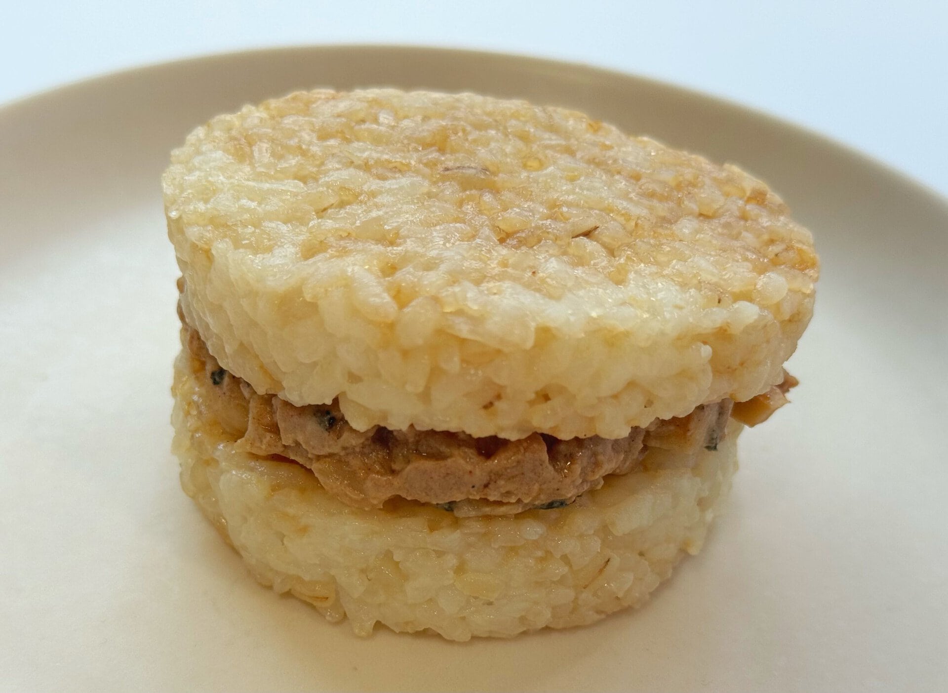 中国の郷土料理を、もち麦入りのご飯でサンドした『ライスバーガー 胡麻担々』