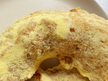 生地の軽やかな食感はそのままに、表面のシュガーが濃厚なカスタード味に変身！