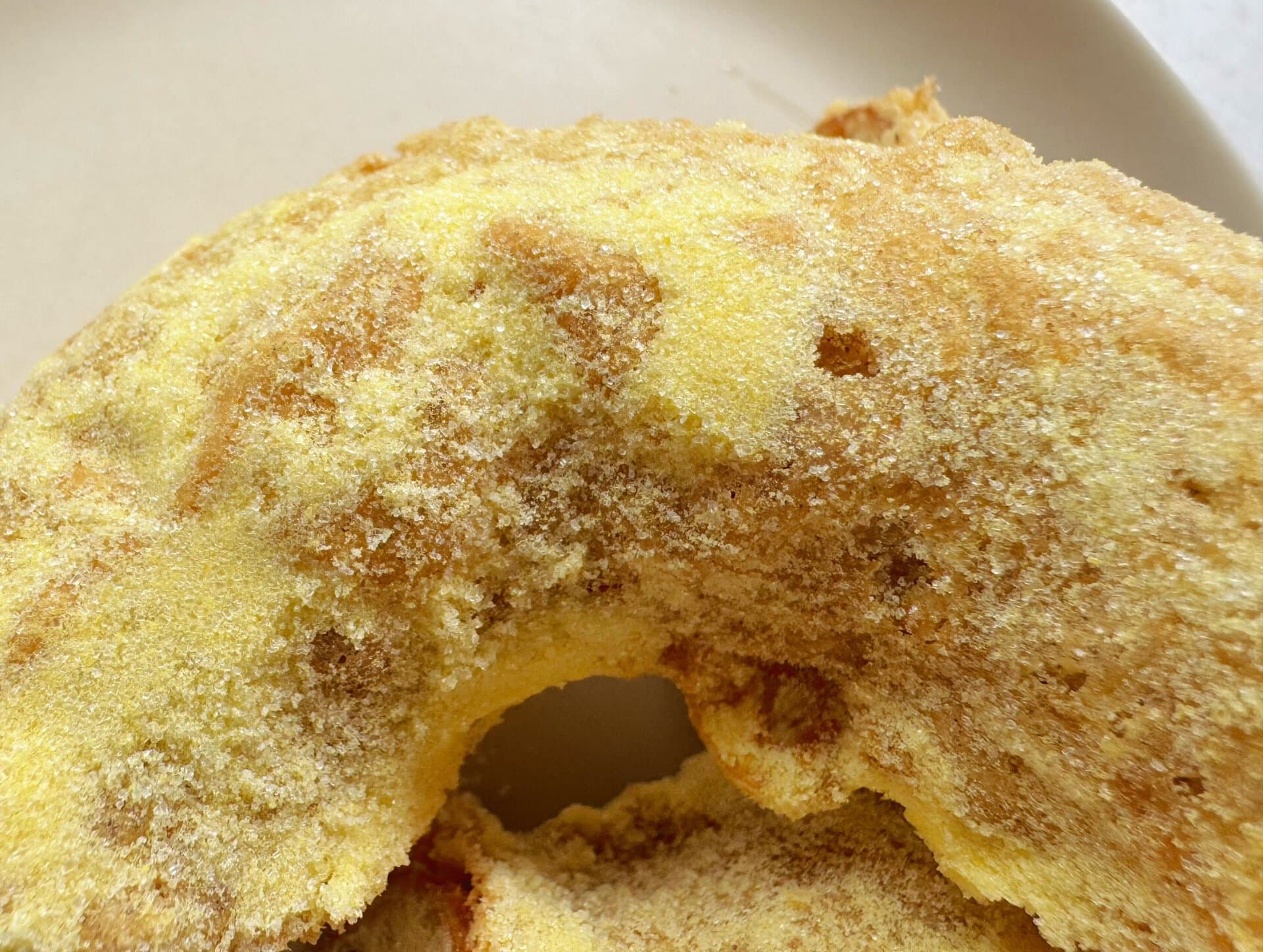 生地の軽やかな食感はそのままに、表面のシュガーが濃厚なカスタード味に変身！