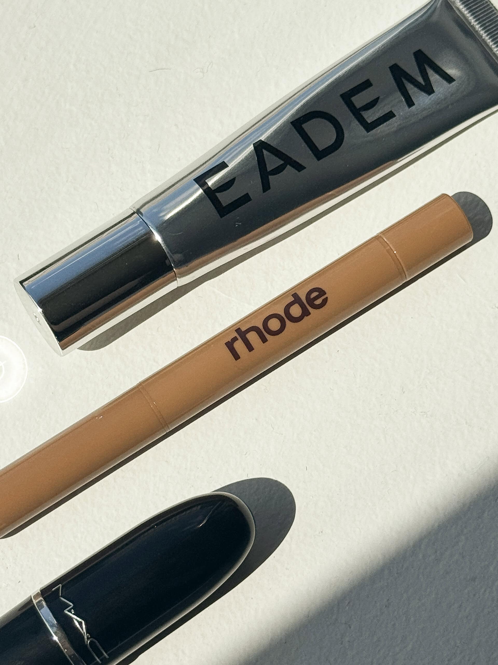 EADEM「Le Chouchou Lip Softening Balm（Butter Mochi）」。rhode「Peptide Lip Shape（Lunge）」。 M・A・C「ラスターガラス リップスティック Hug Me」。