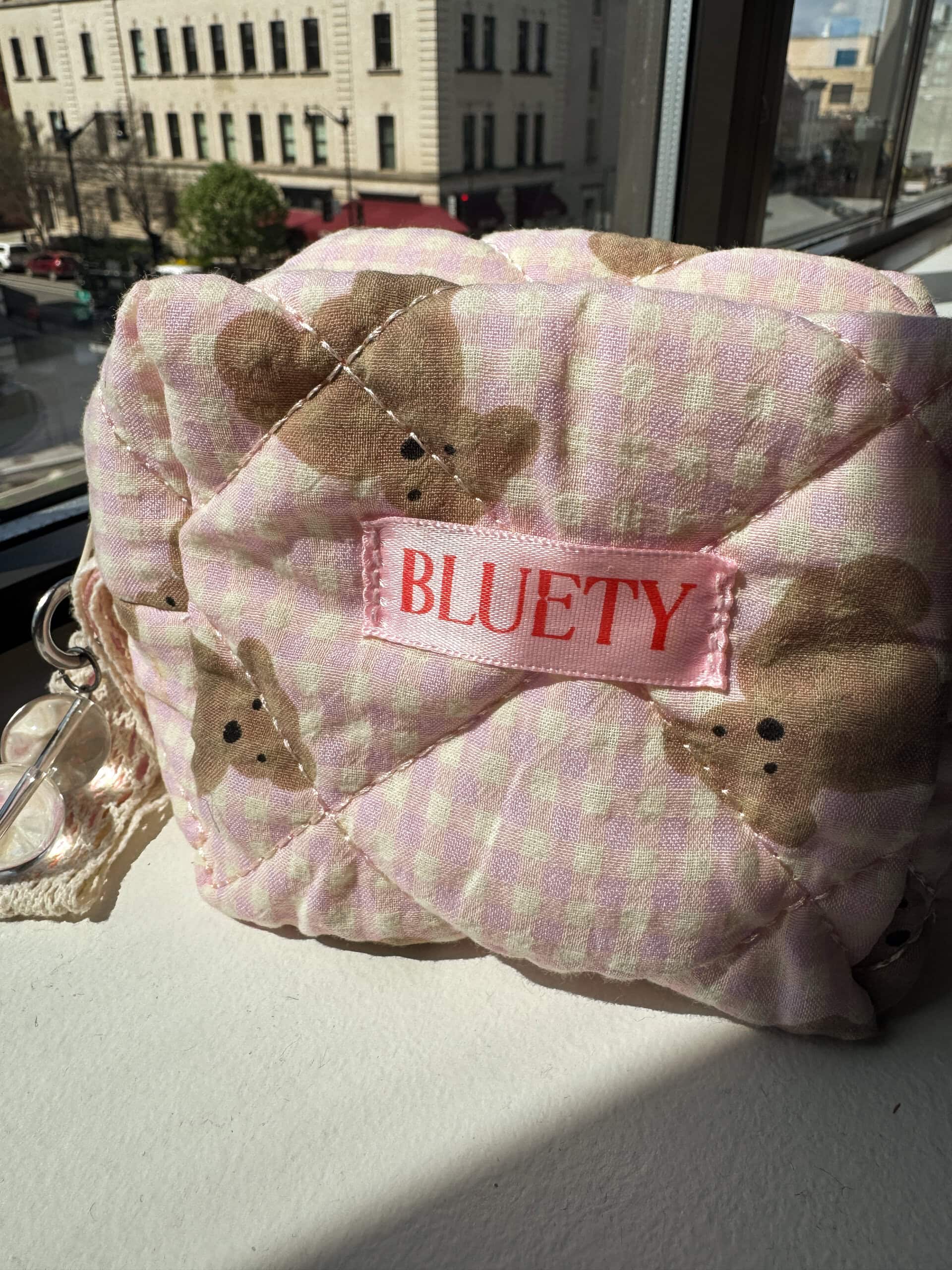 アメリカ・ロサンゼルスを拠点にしているブランド「Bluety」のメイクポーチ