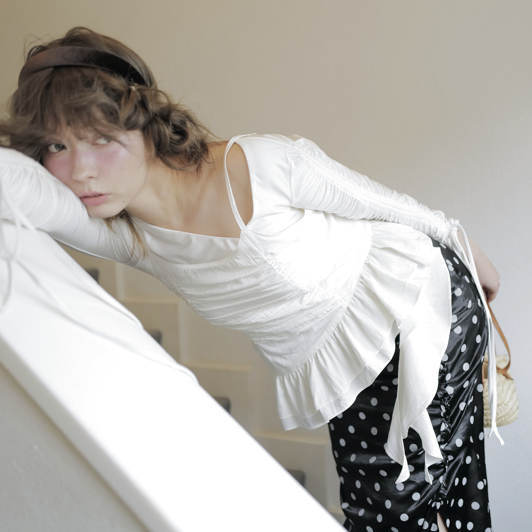 子どもっぽく見えない「ドット柄アイテム」の選び方♡ 大人の色気漂う“マリンコーデ”で春の主役に