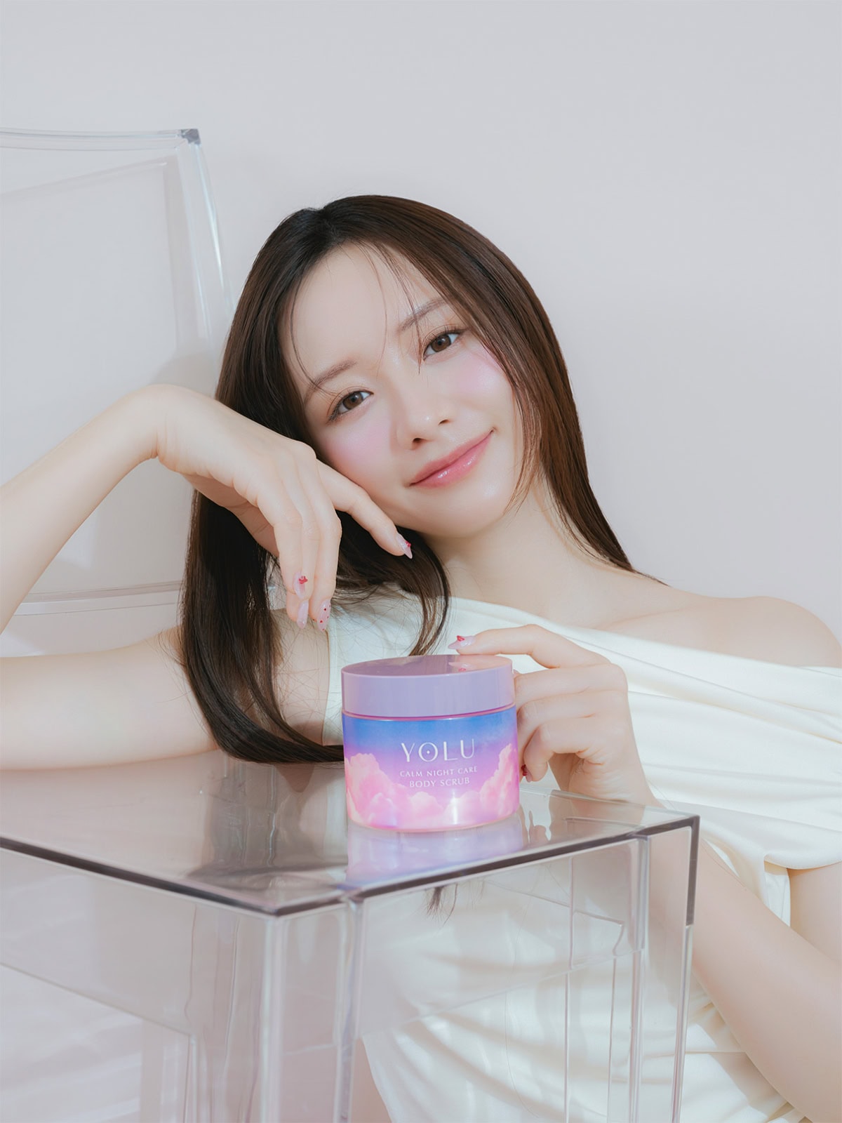 森香澄さんがYOLUジェラートスクラブを笑顔で紹介する画像