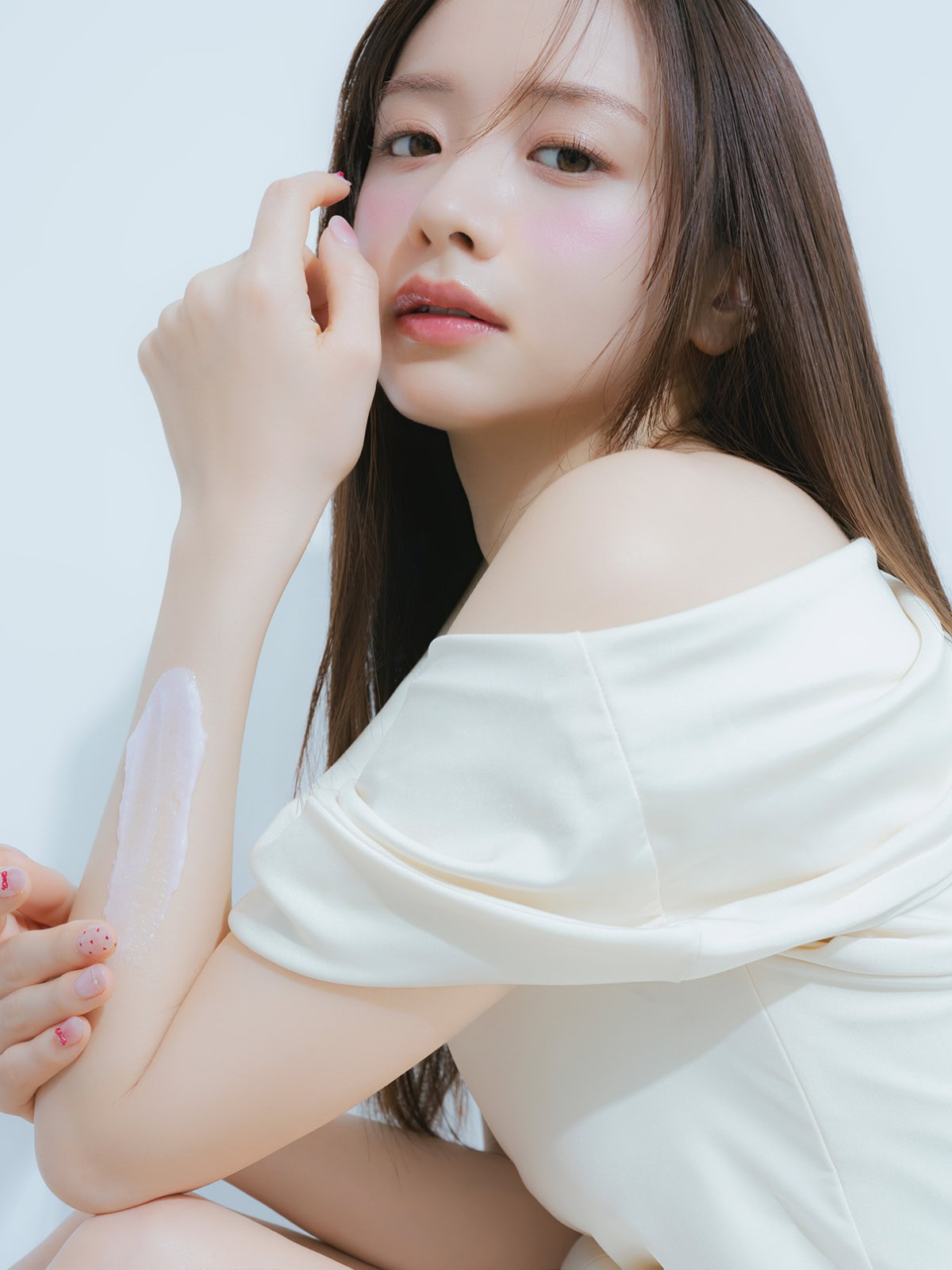 森香澄さんがYOLU ジェラートスクラブのテクスチャを見せるカット