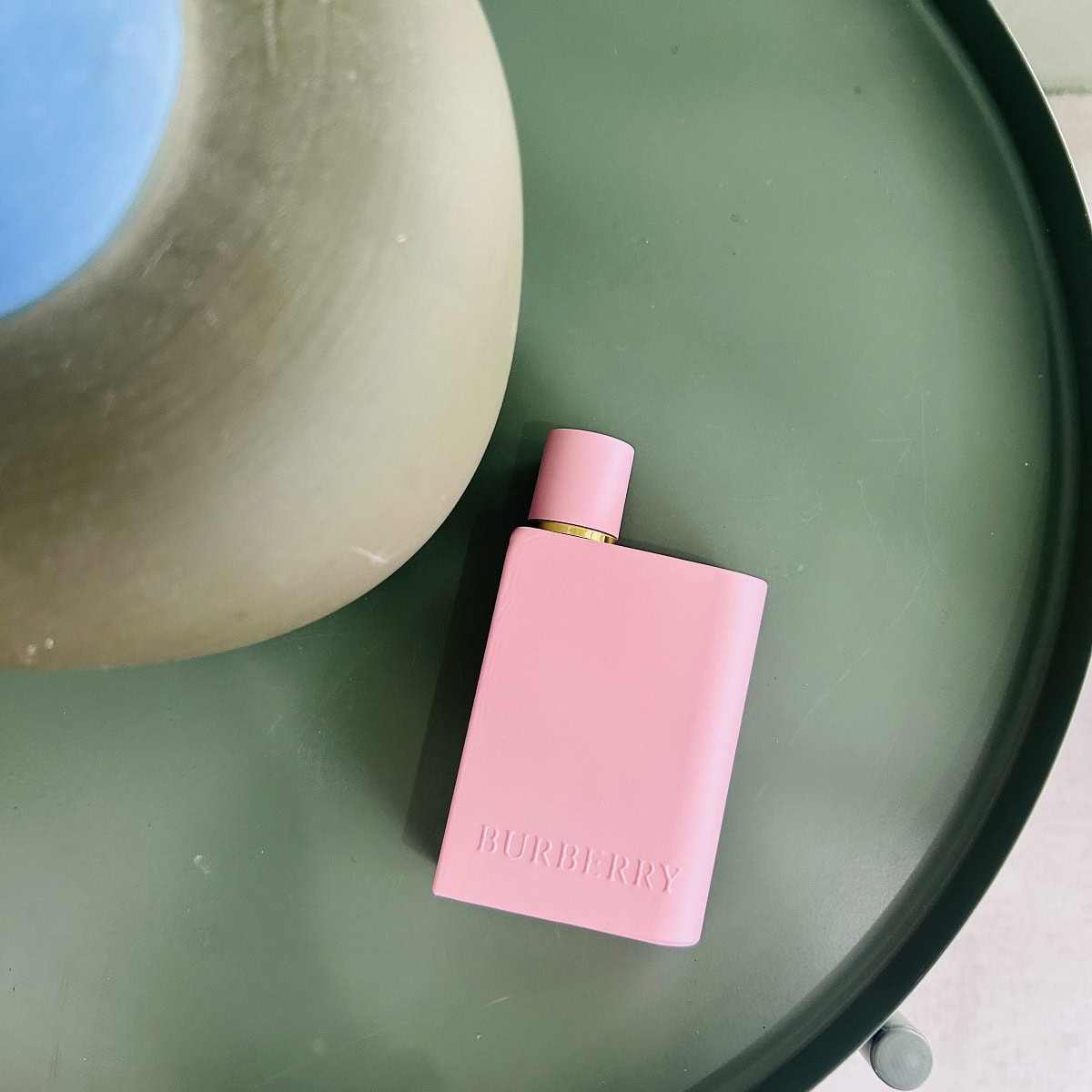 バーバリー ビューティのフレグランス、「バーバリー ハー　パルファム 」。ピンクのボトルが目を引く、グルマン系香水。