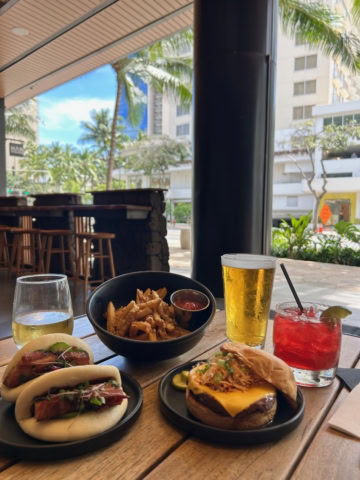 Piko kitchen + barの　カルビバーガー・チャーシュー入りバン・ノースショア・ガーリックフライ