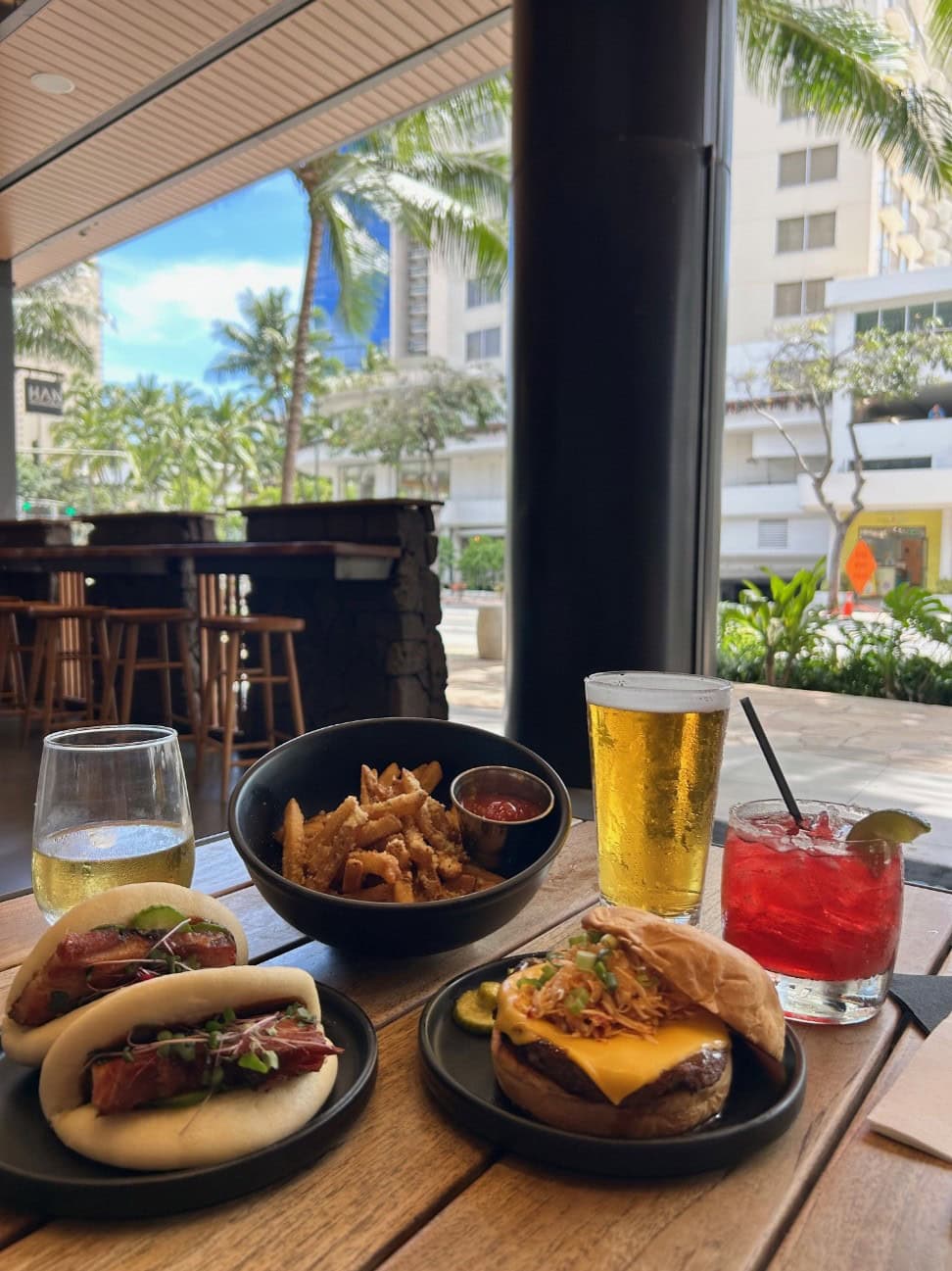 Piko kitchen + barの カルビバーガー・チャーシュー入りバン・ノースショア・ガーリックフライ