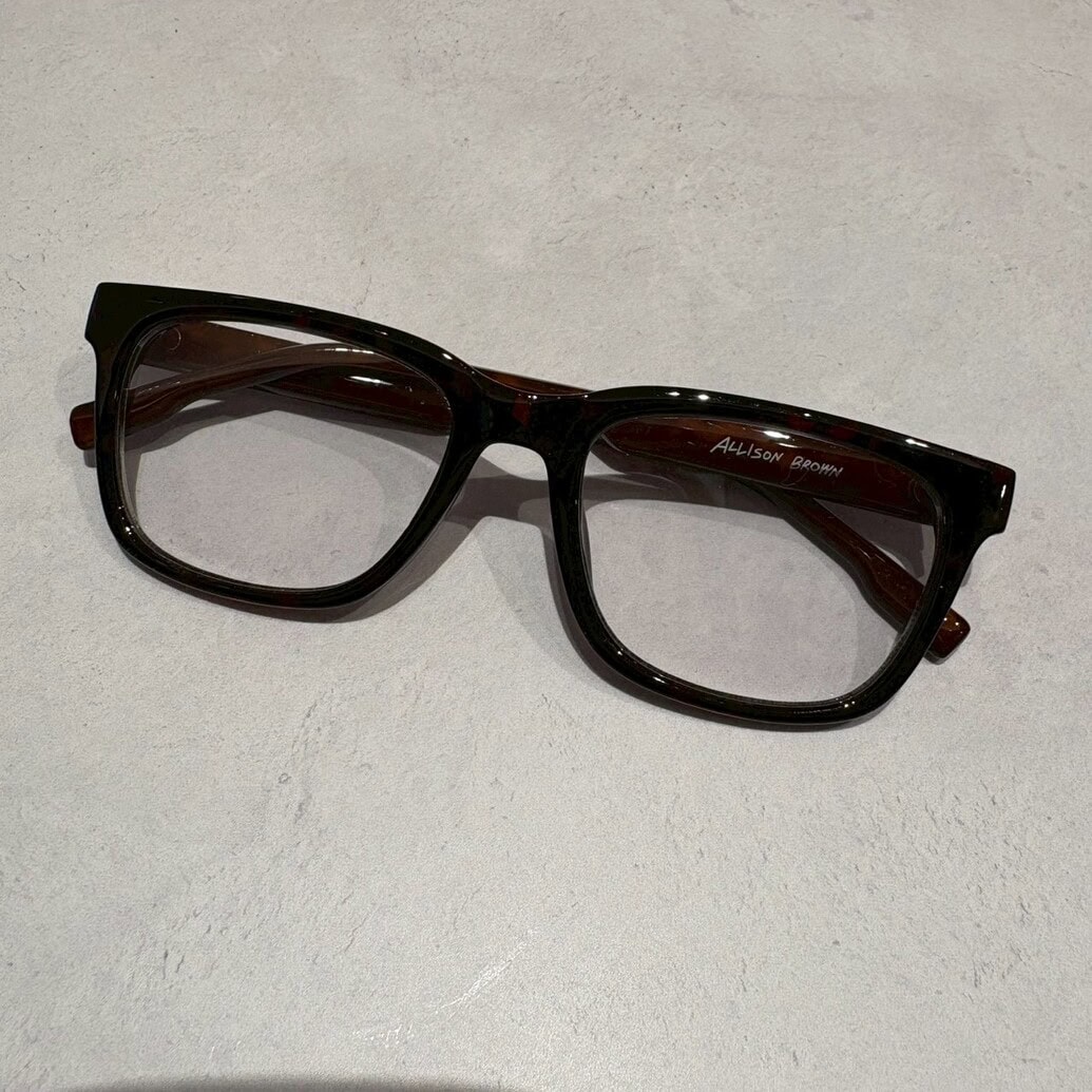 アリソンブラウン　調光サングラス