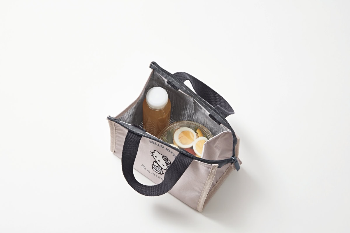 ハローキティ×ジルバイジル・スチュアートの保冷バッグに、ドリンクやお惣菜を入れたところ。