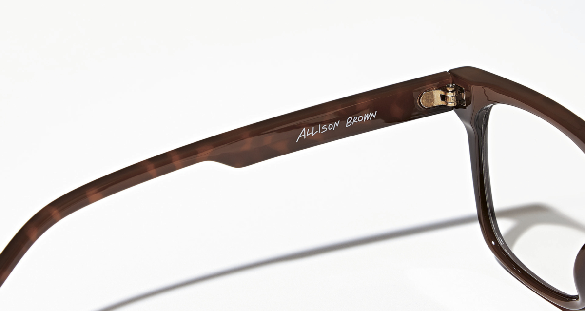 スウィート6月号増刊大人スウィートの付録、アリソンブラウンの調光サングラスはさりげないブランドロゴ入りでおしゃれ。