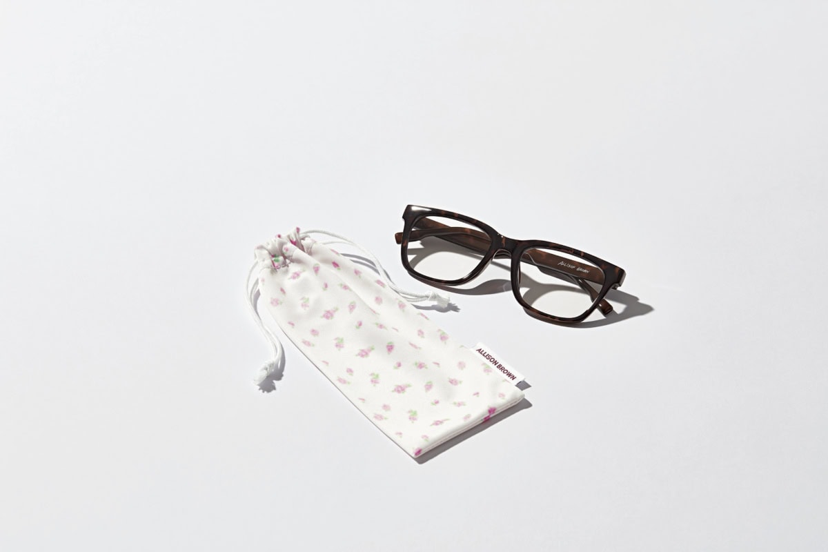 スウィート2026年6月号増刊otona SWEET付録は、紗栄子さんのブランド「アリソンブラウン」のべっ甲柄調光サングラスと、メガネ拭きにもなる小花柄のケース。