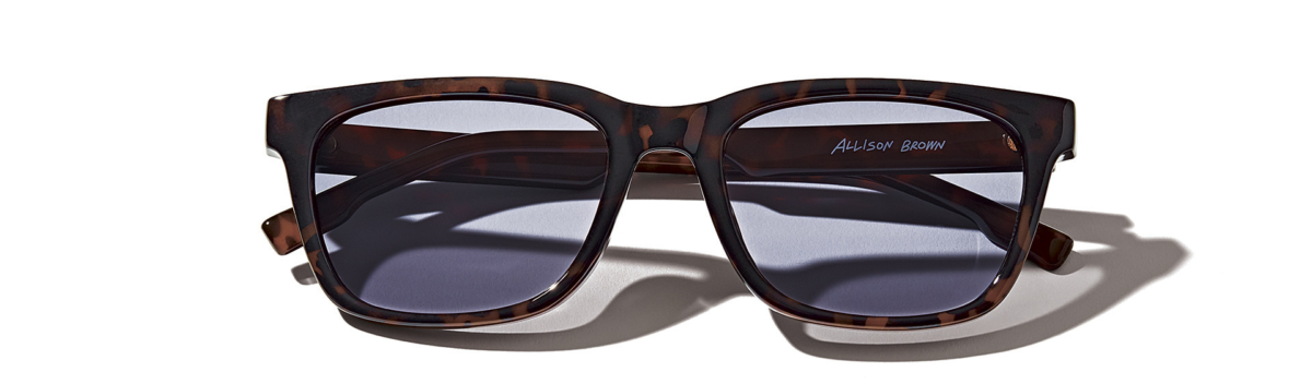 スウィート6月号増刊付録の調光サングラス、紫外線を受けるとレンズのカラーが変化。付け替え不要で便利。