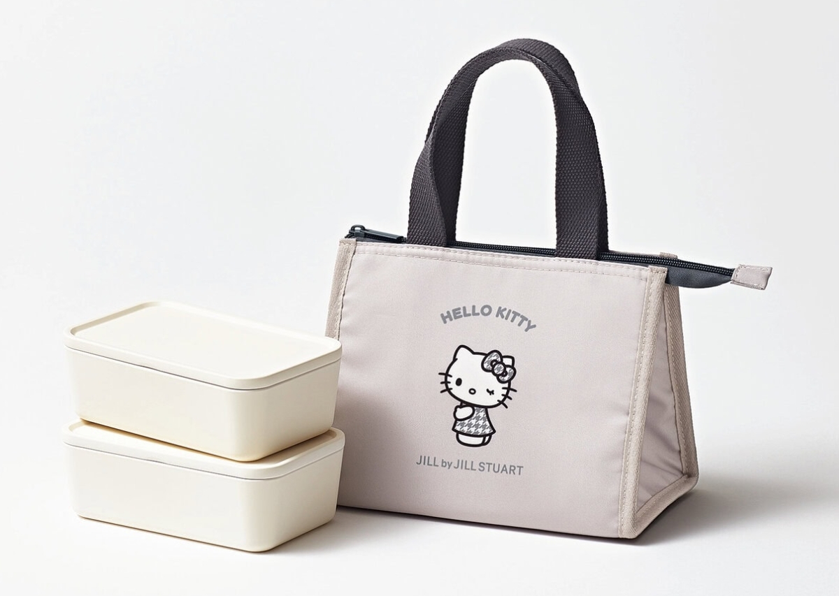 千鳥格子柄におめかししたハローキティがプリントされたランチバッグは、二段弁当も入る大容量