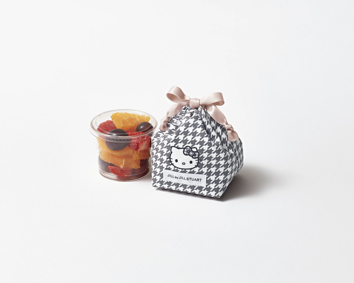 スウィート6月号付録のおにぎり保冷巾着は、ミニサイズのデザートやお惣菜にもぴったりなサイズ感