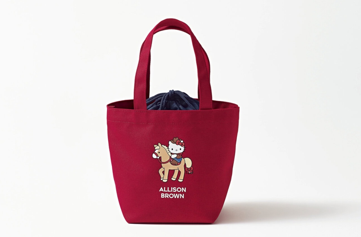 スウィート6月号増刊・特別号オトナスウィート付録は、ハローキティ×アリソンブラウンコラボのランチバッグに、同じく付録の保冷巾着を入れたところ。