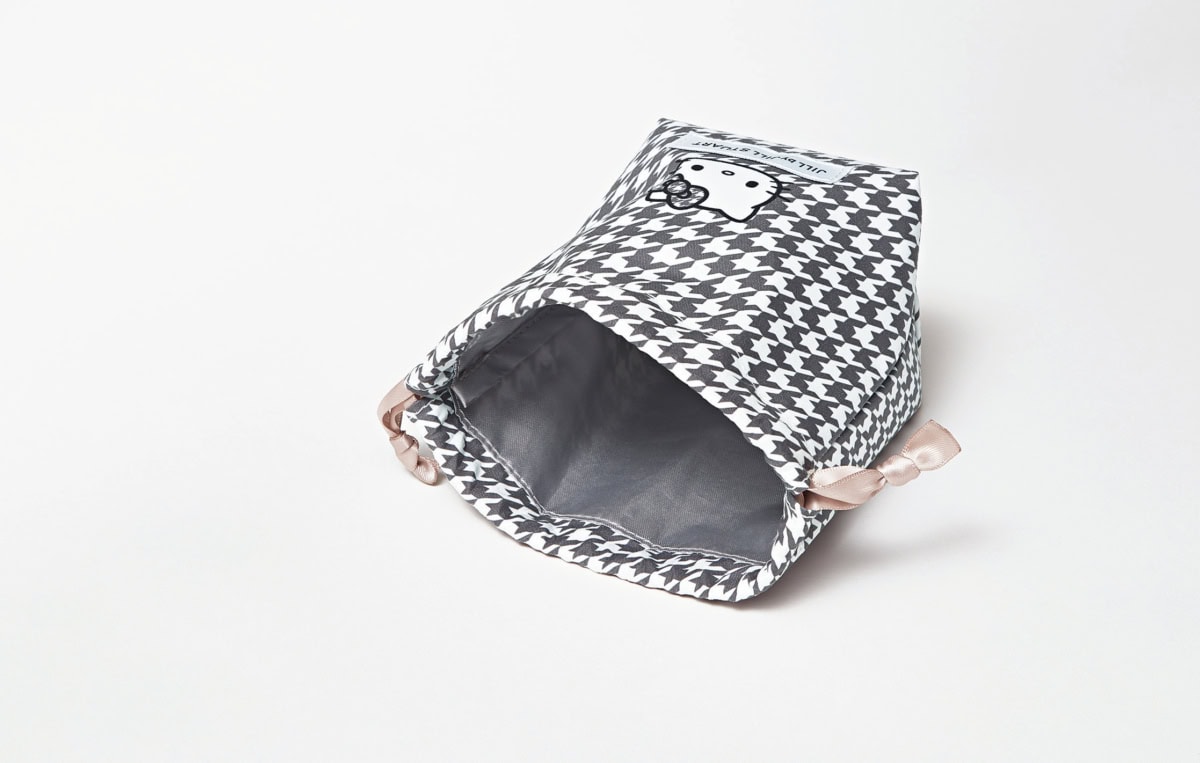 ハローキティ×ジルバイジル・スチュアートの保冷おにぎり巾着の中身。保冷・保温性のある素材になっていて、マルチに使える。