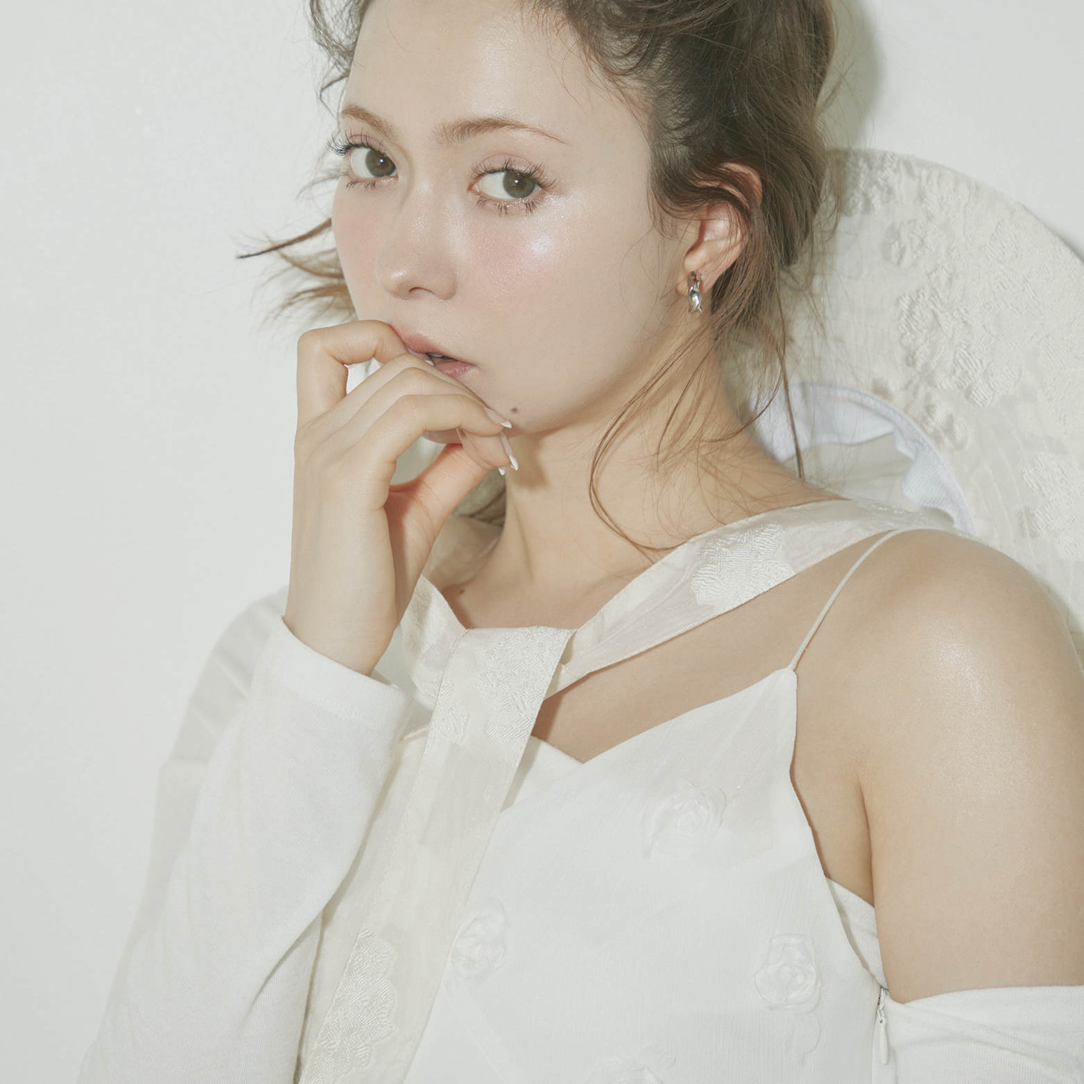 真っ白すぎず使いやすい♡ 大人でも浮かない「クラウドホワイト」で儚げピュアコーデ