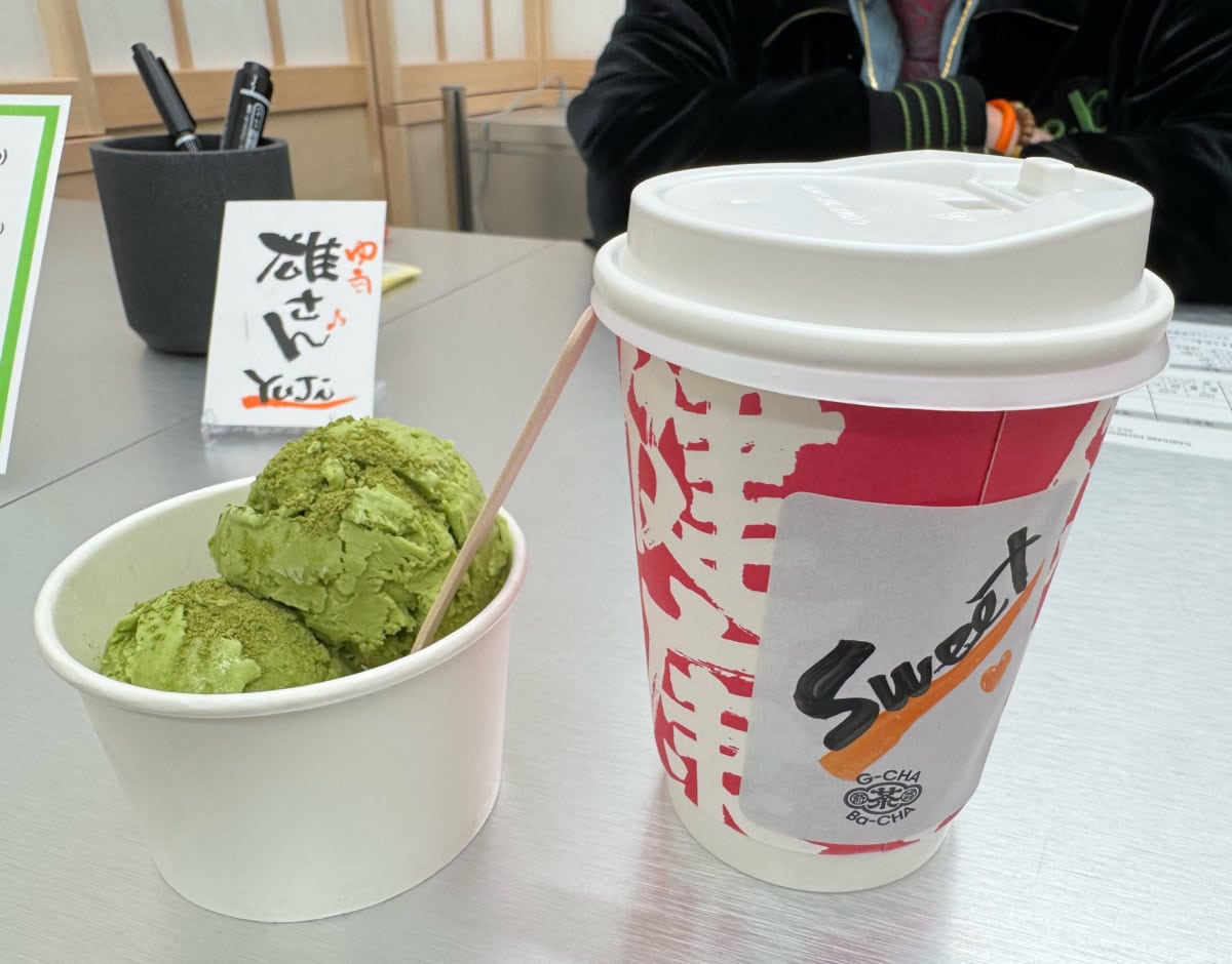 「抹茶ラテ」と「抹茶アイスクリーム」