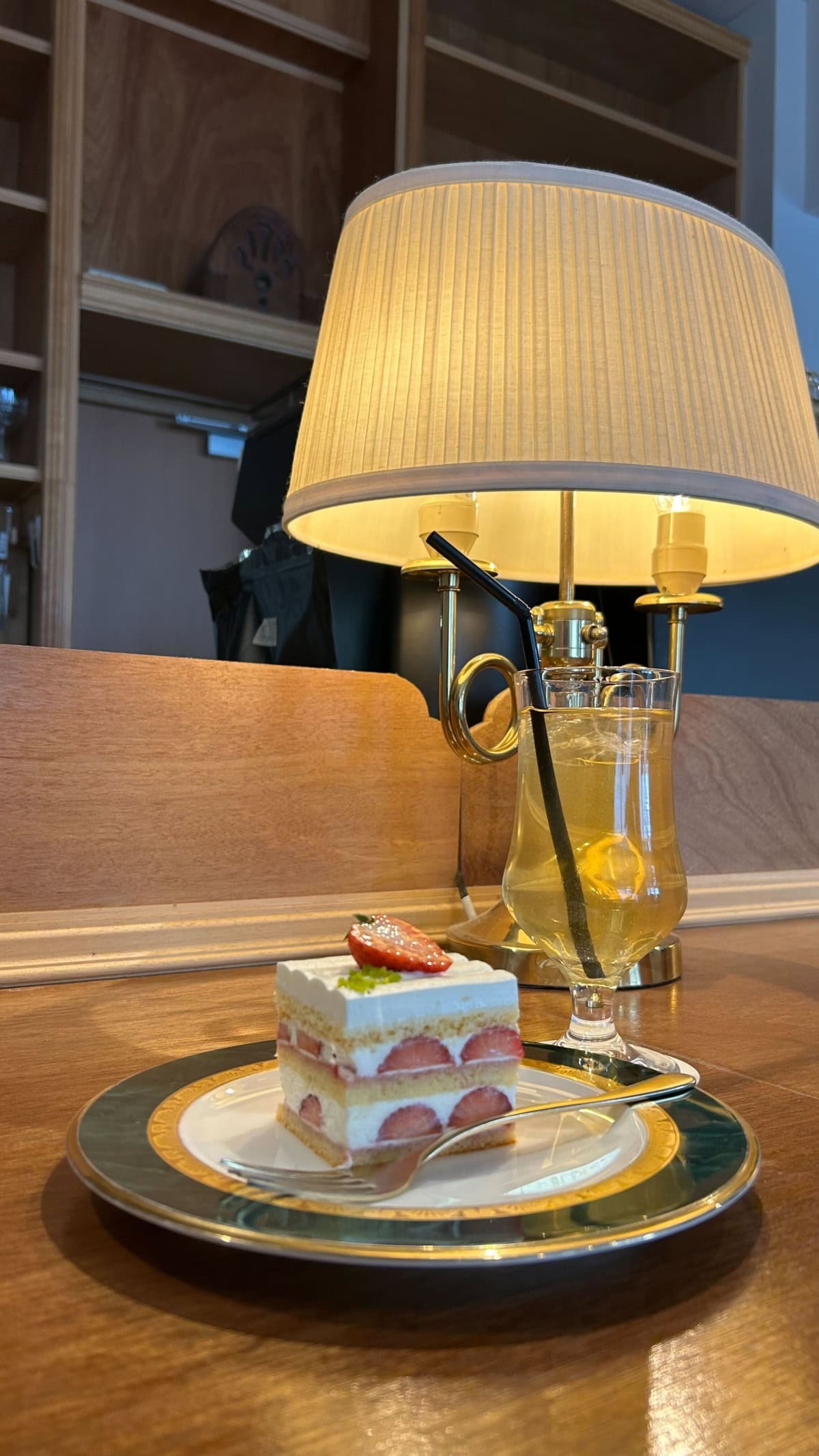 カフェ「半月」、「ショートケーキ 苺」、お茶の「水鳥（mizudori）」