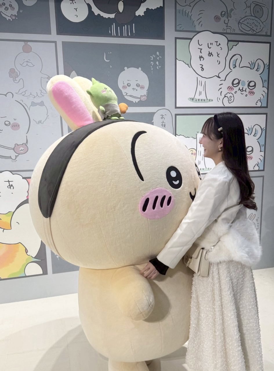 人気キャラクター・うさぎとハグするAIさん