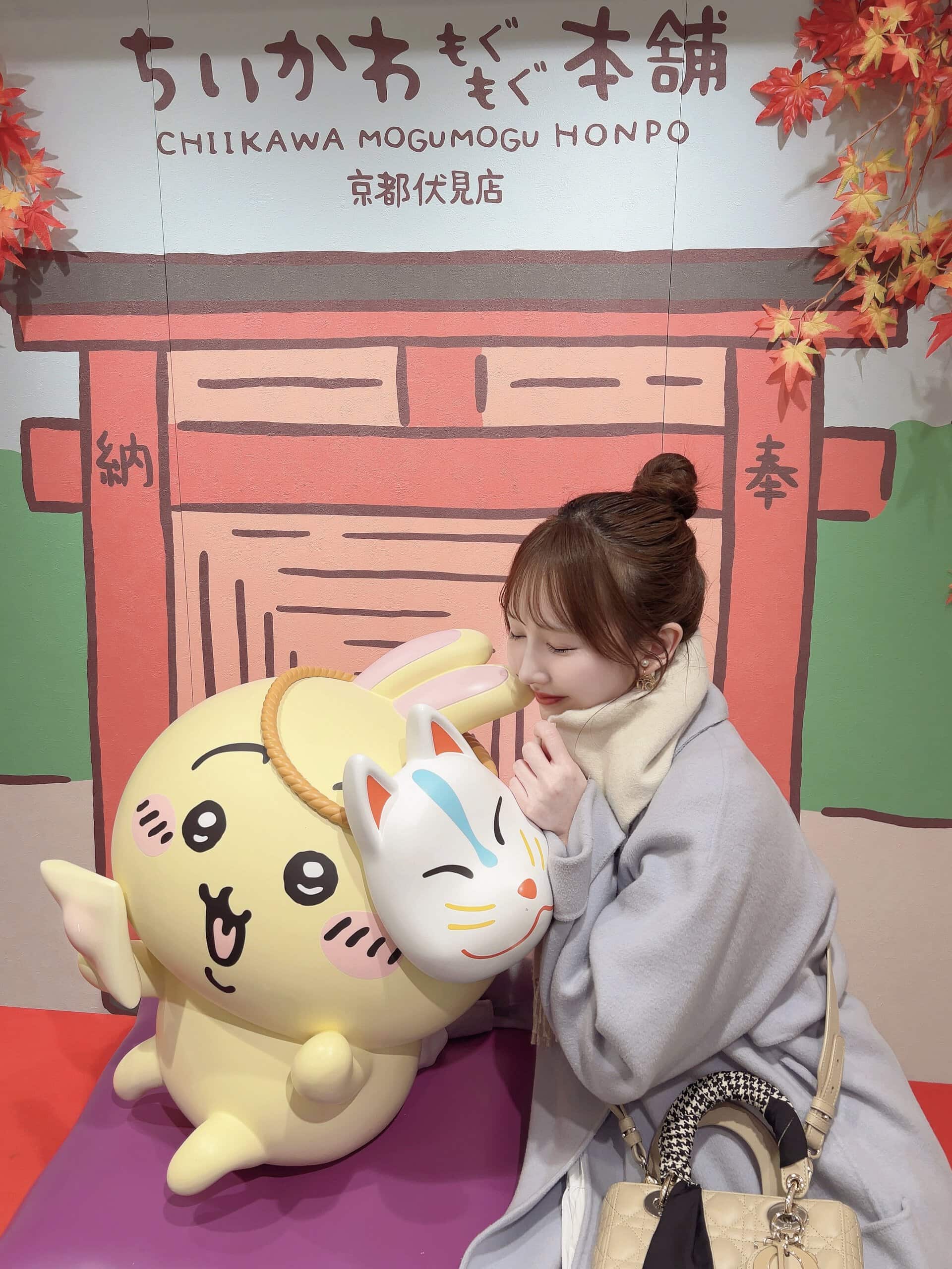 京都伏見にあるちいかわもぐもぐ本舗にあるうさぎのフィギュア