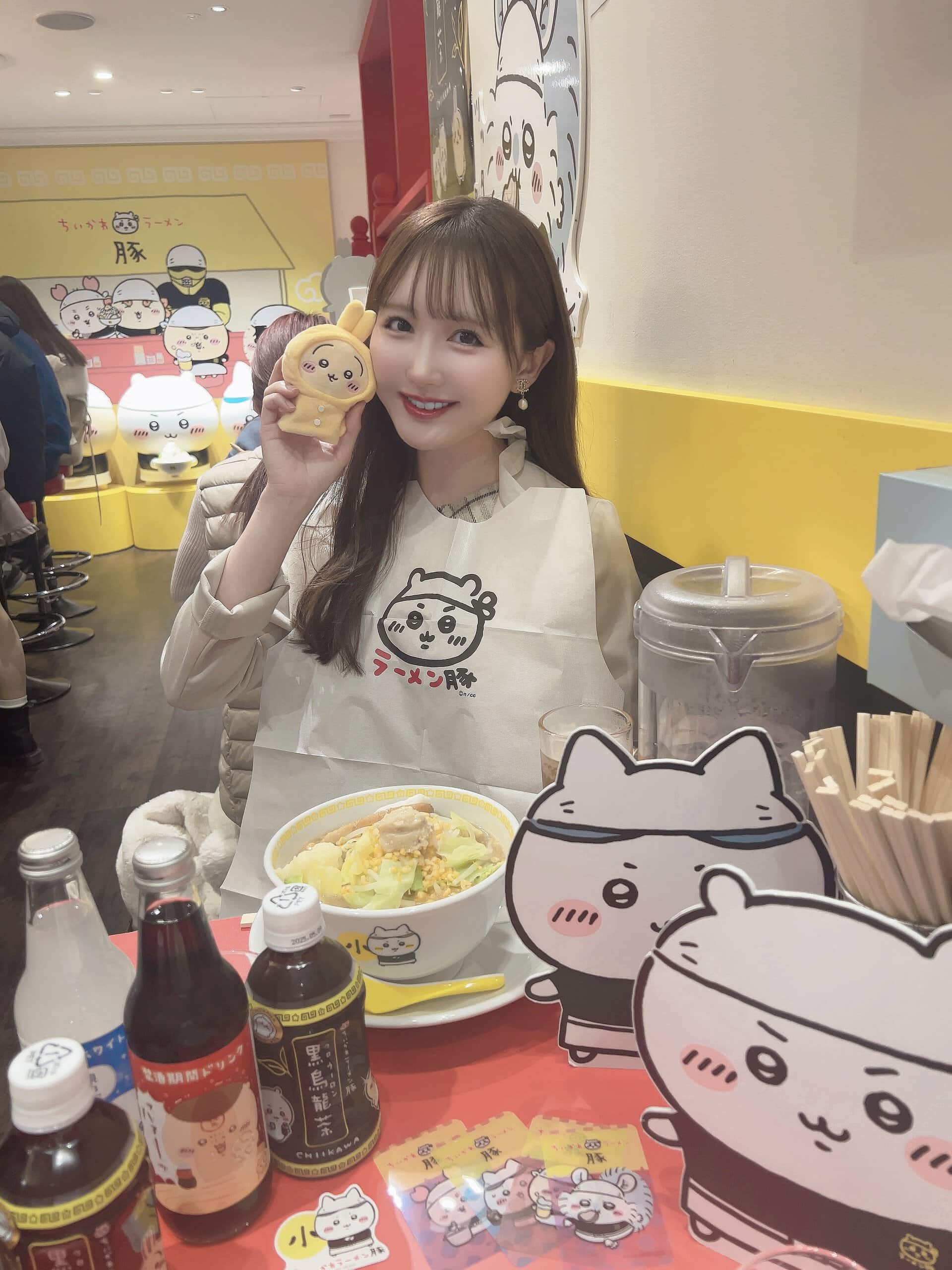 渋谷PARCOにあるちいかわラーメン豚にて、ちいかわグッズを手に持ったAIさん