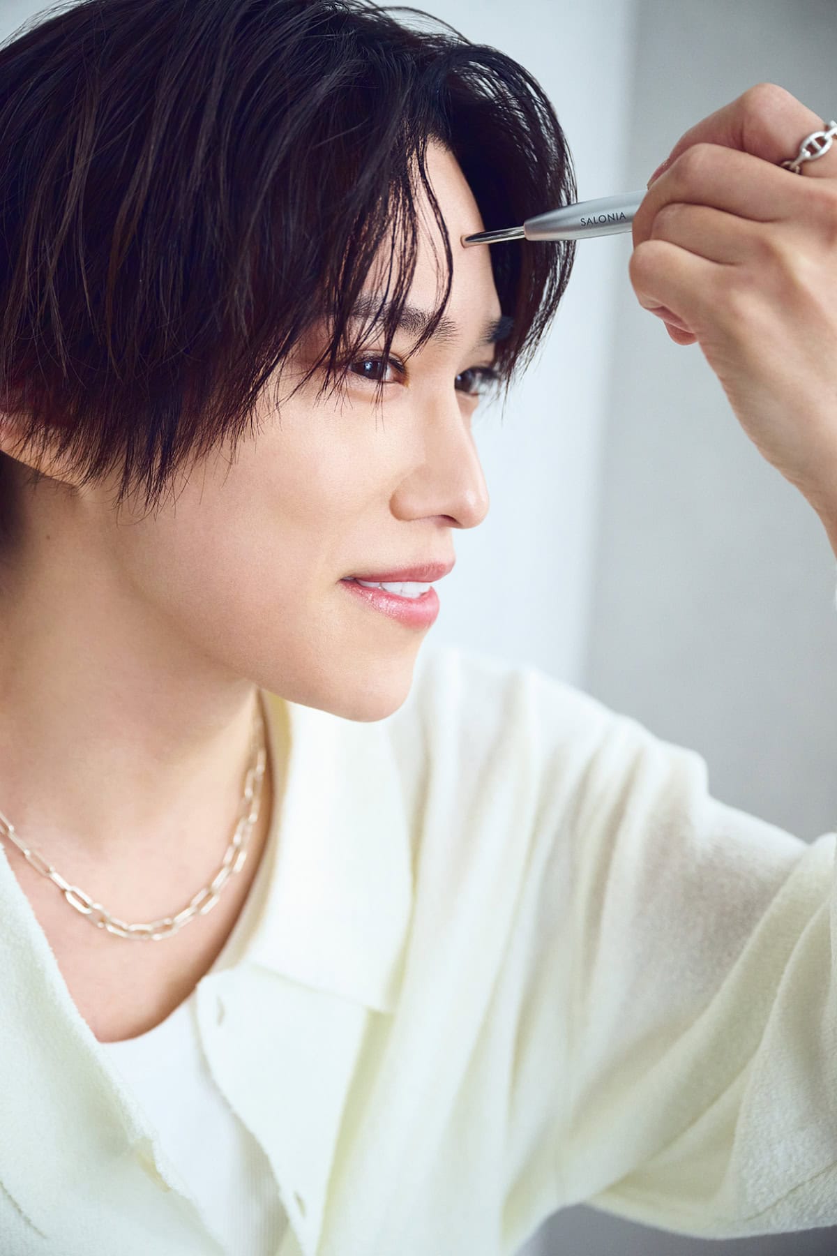 サロニアのペン型美顔器で、千賀健永さんがおでこをケアする様子
