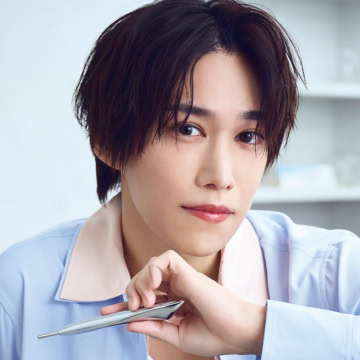 エビデンスおばけ千賀健永さんも愛用! ながら美容で差がつく♥ ペン型美顔器のリアルな使い方