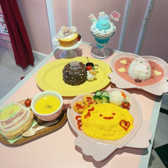 【すみっコぐらし】メイド姿にキュン♡「あっとほぉーむカフェ」とのコラボメニュー＆限定グッズを全チェック！