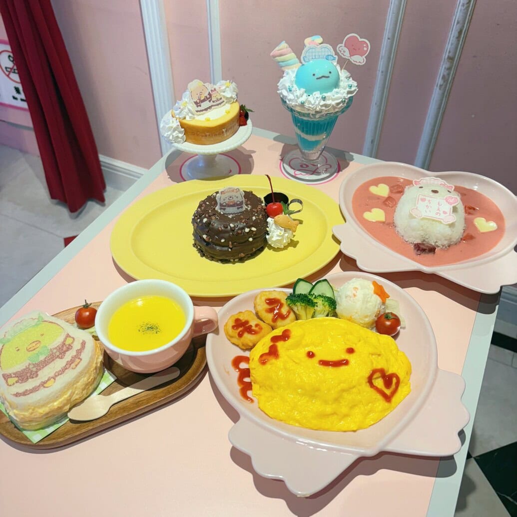 【すみっコぐらし】メイド姿にキュン♡「あっとほぉーむカフェ」とのコラボメニュー＆限定グッズを全チェック！