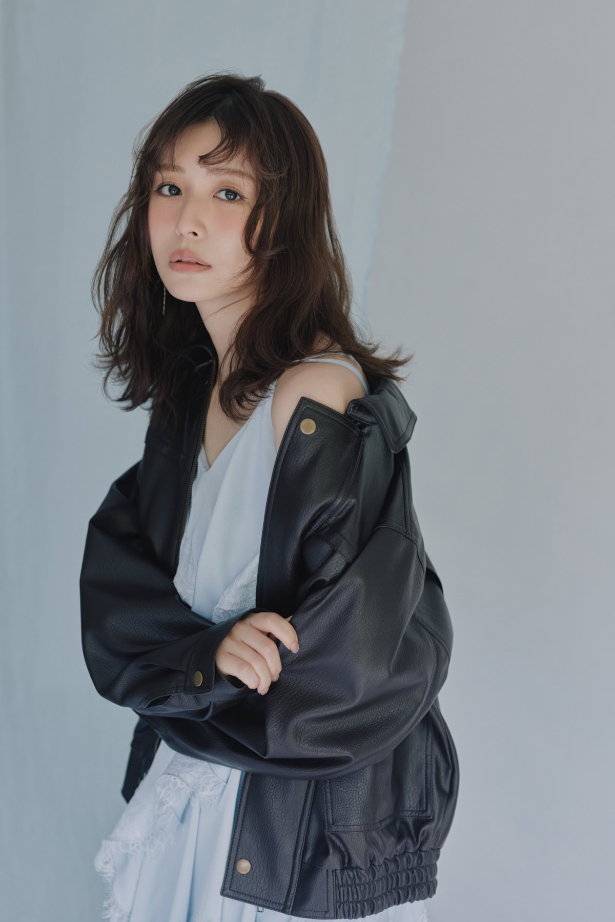 サテンレースドレスを着こなす長濱ねるのアップショット