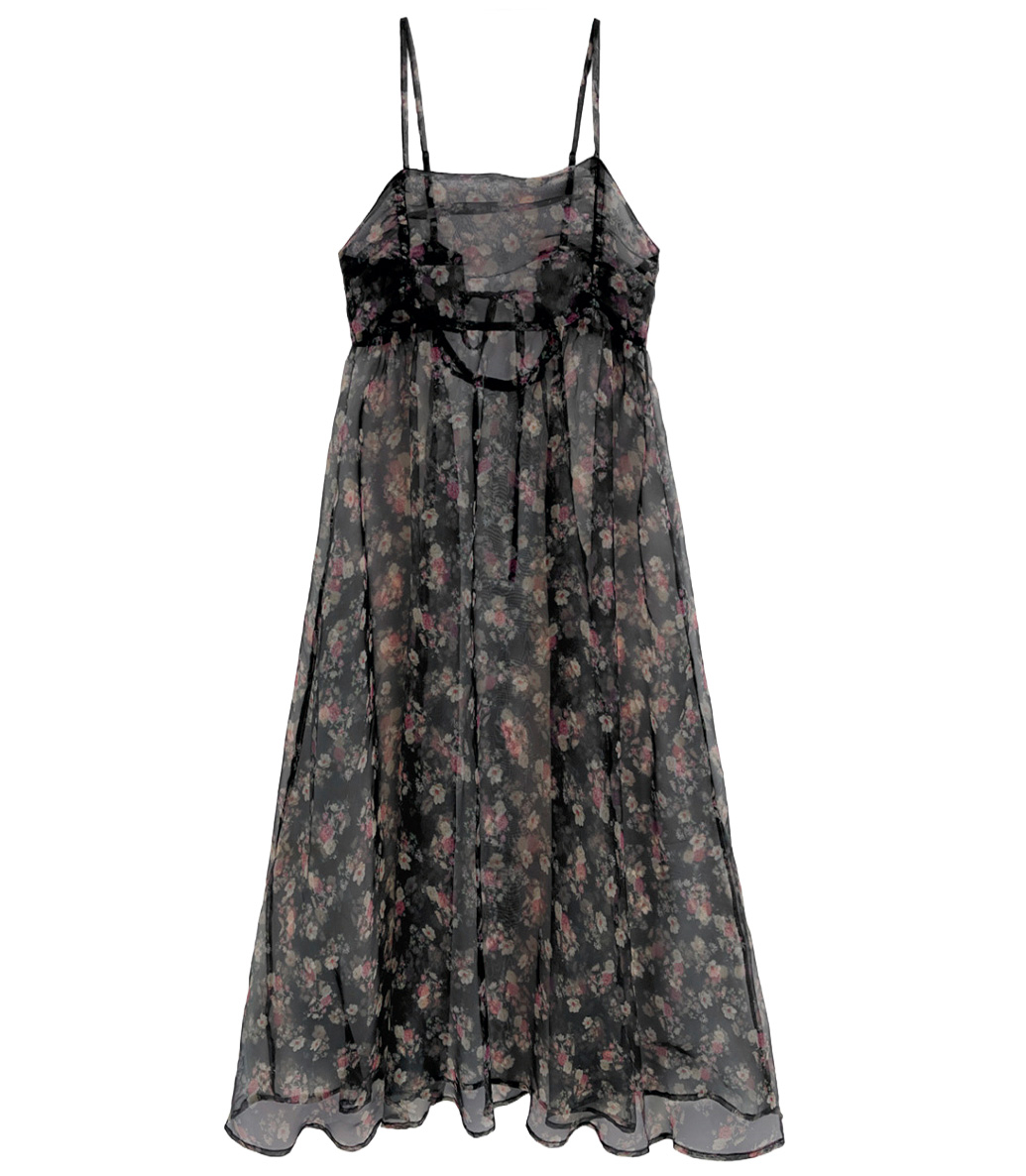 GRL(グレイル)の黒を基調としたシフォン素材の花柄キャミソールロングワンピースの物撮り画像。透け感のある正統派なシフォン生地にクラシカルなフラワーベースのプリントを施した、ブーツを合わせてボーホースタイルを目指したい最旬ドレス。