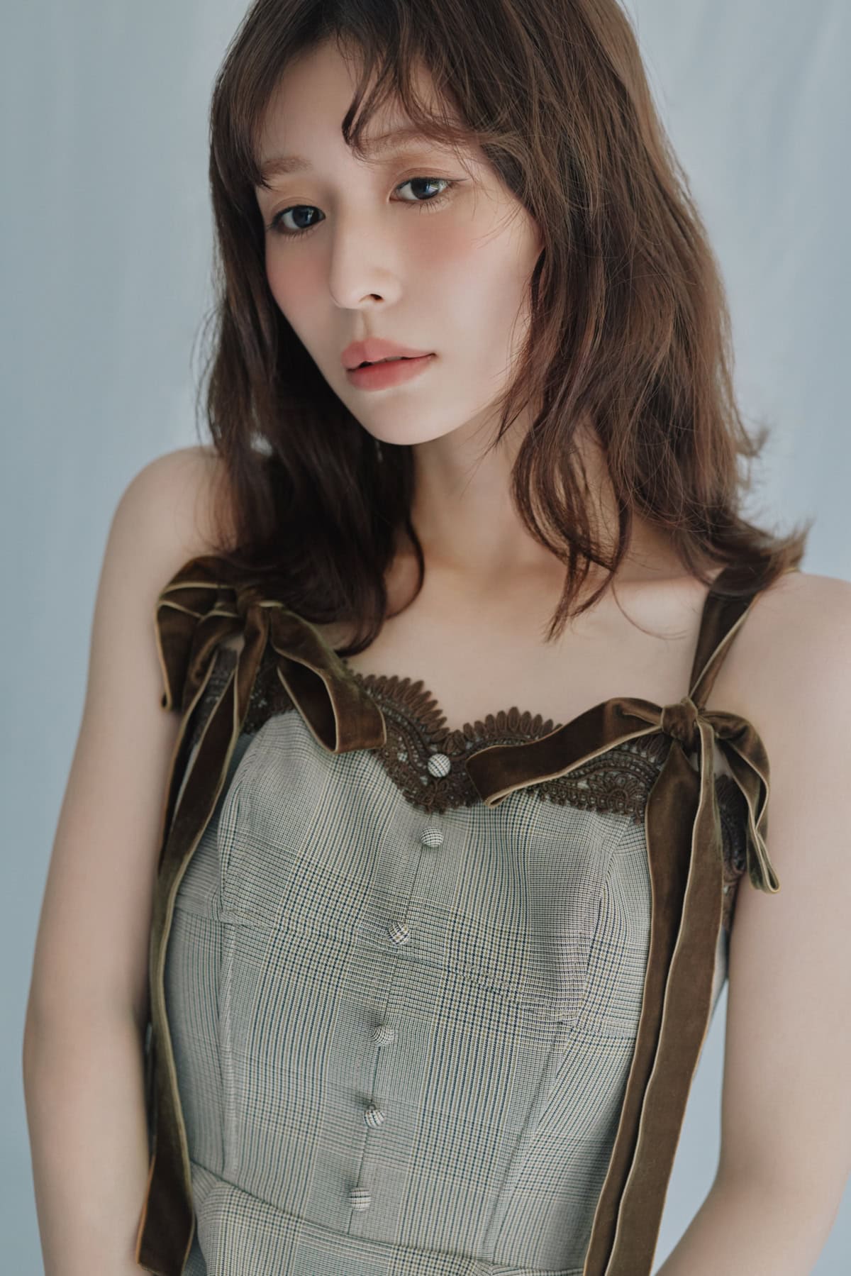 チェックドレスを着た長濱ねるのアップカット